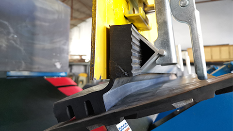 國(guó)外客戶的輸送帶防溢裙板