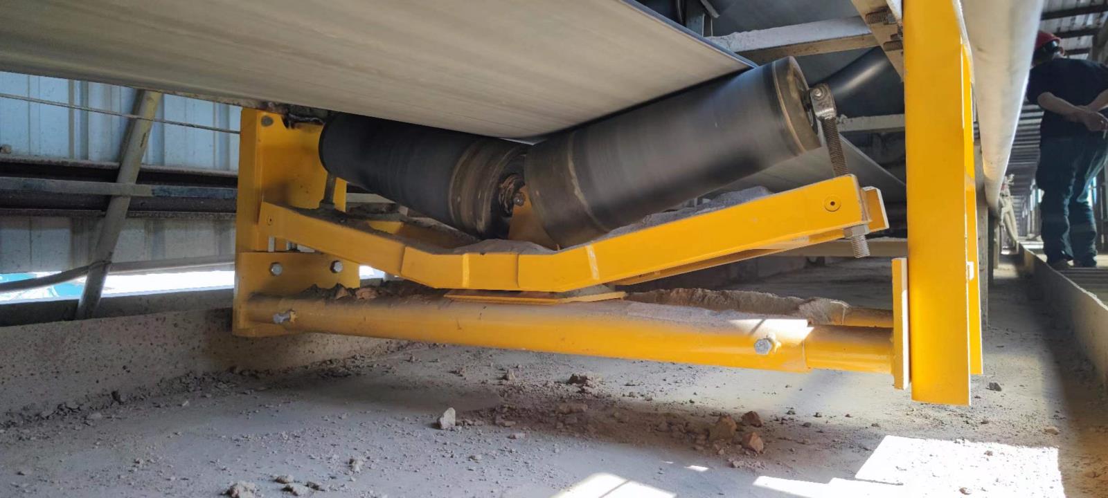 糾偏托輥組水泥廠現(xiàn)場安裝調試