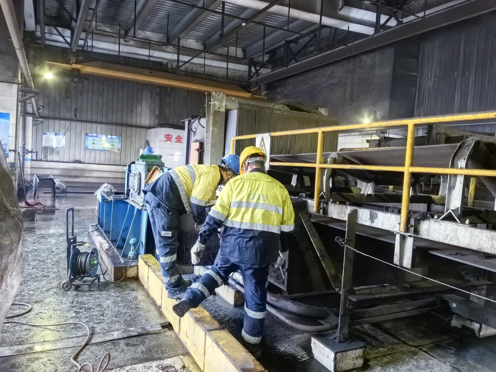 DCCD團(tuán)隊解決輸送線嚴(yán)重的回程帶料問題；帶寬1200mm,帶速≤3.15米/秒，輸送煤炭。