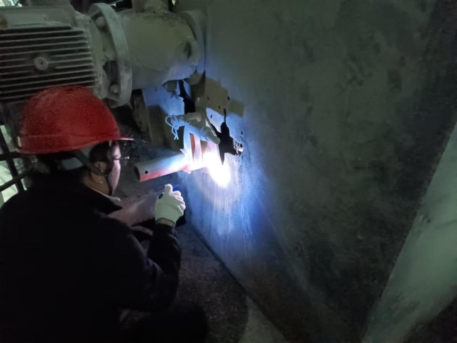 為砂石骨料輸送線解決輸送帶回程帶料問題